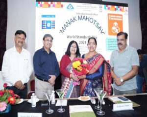 इंडियन स्टैंडर्ड इंस्टिट्यूट द्वारा विद्यालय पुरस्कृत होते हुए